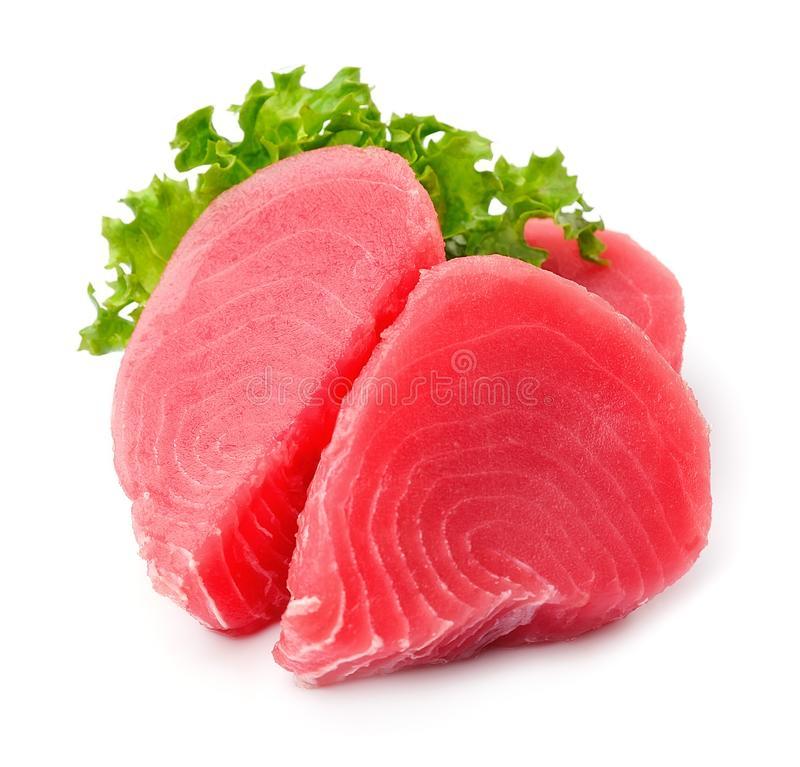 atum-fresco-carne-de-peixe-bife-isolado-em-fundo-branco-166145820